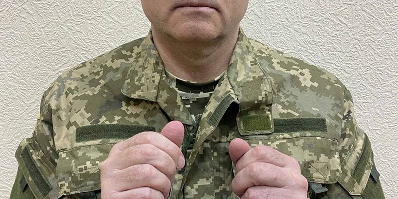 Político ucraniano pró-Rússia Viktor Medvedchuk é visto algemado ao ser detido pelas forças de segurança da Ucrânia em local desconhecido no país