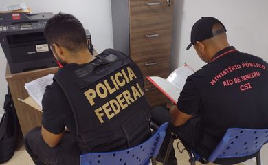 A Polícia Federal (PF) cumpre hoje (14) três mandados de prisão preventiva e sete mandados de busca e apreensão contra acusados de integrar grupo criminoso especializado na venda de drogas ilícitas no norte do estado do Rio de Janeiro