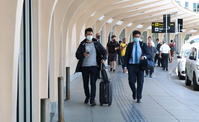 Movimento de passageiros no aeroporto no aeroporto de Congonhas.
