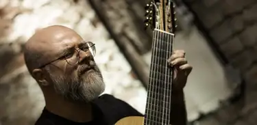 Thiago Colombo é compositor, violonista e professor da Universidade Federal de Pelotas