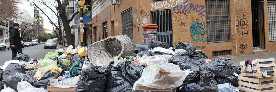 Lixo nas ruas de Buenos Aires por causa da paralisação dos caminhoneiros