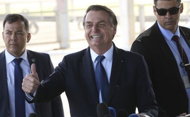 O presidente Jair Bolsonaro, cumprimenta populares no Palácio da Alvorada
