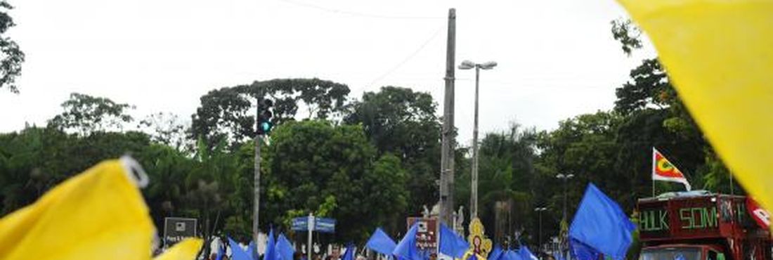 Sem conflitos, militantes dos dois candidatos ao governo do Pará se encontram na região central de Belém e disputam os eleitores indecisos.