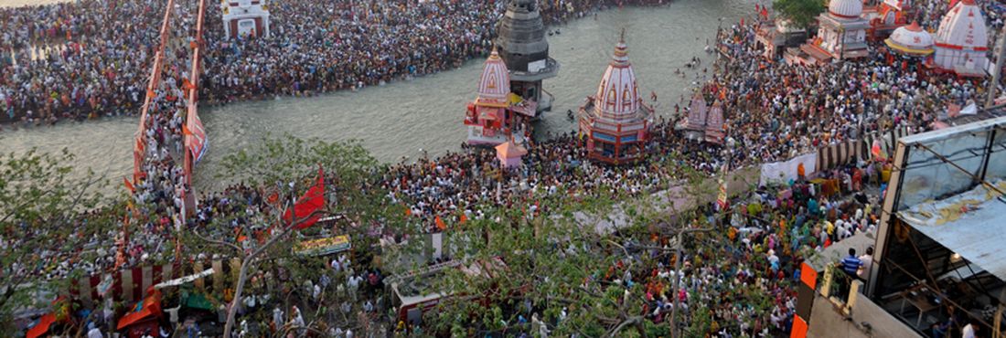 O festival Kumbh Mela, que começou no mês passado e termina em março, ocorre a cada 12 anos em Allahad.