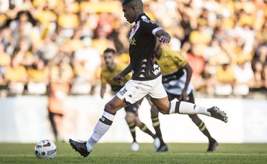 Raniel cobra o penalty para marcar seu gol na partida entre o Club de Regatas Vasco da Gama x Criciuma no Estadio Heriberto Hulse pelo Campeonato Brasileiro em 09 de julho de 2022. Foto: Daniel RAMALHO/CRVG