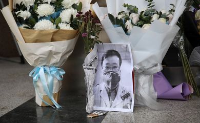 Memorial em homenagem ao médico chinês Li Wenliang, que alertou seus colegas em dezembro sobre o coronavírus em Wuhan, mas foi punido pelo governo chinês por estar divulgando notícias falsas 
