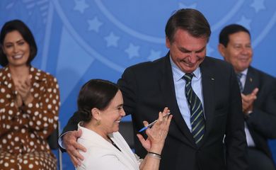 O presidente Jair Bolsonaro dá posse à secretária especial da Cultura do Ministério do Turismo, Regina Duarte
