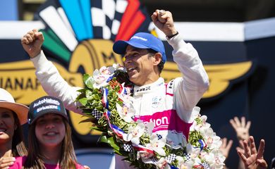 Reuters/Mark J. Rebilas-USA TODAY Sports/Direitos Reservados IndyCar: 105th Running of the Indianapolis 500 - Helio Castroneves vence 500 milhas de Indianápolis pela quarta vez - em 30/05/2021