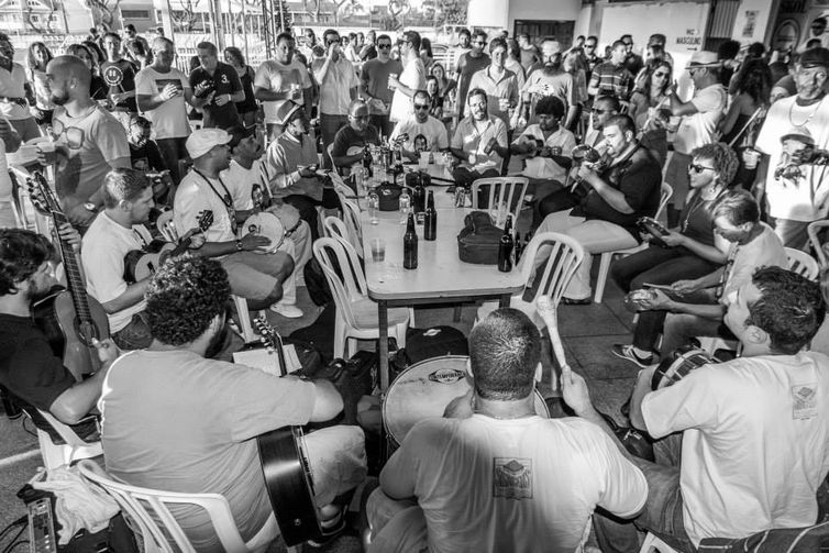 Roda do agrupamento Samba do Sindicatis, de Curitiba, que redescobre a tradição, mesmo longe do Rio de Janeiro.