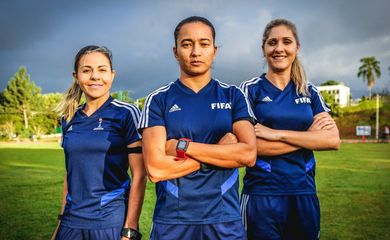 O trio de arbitragem formado por Edina Alves, Neuza Back e Tatiane Camargo será o Brasil em campo na semifinal da Copa do Mundo Feminina.