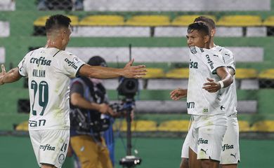 O jogador Rony, da SE Palmeiras, comemora seu gol contra a equipe do Defensa Y Justicia, durante partida válida pela final, ida, da Recopa, no Estádio Norberto Tito Tomaghello. (Foto: Cesar Greco)