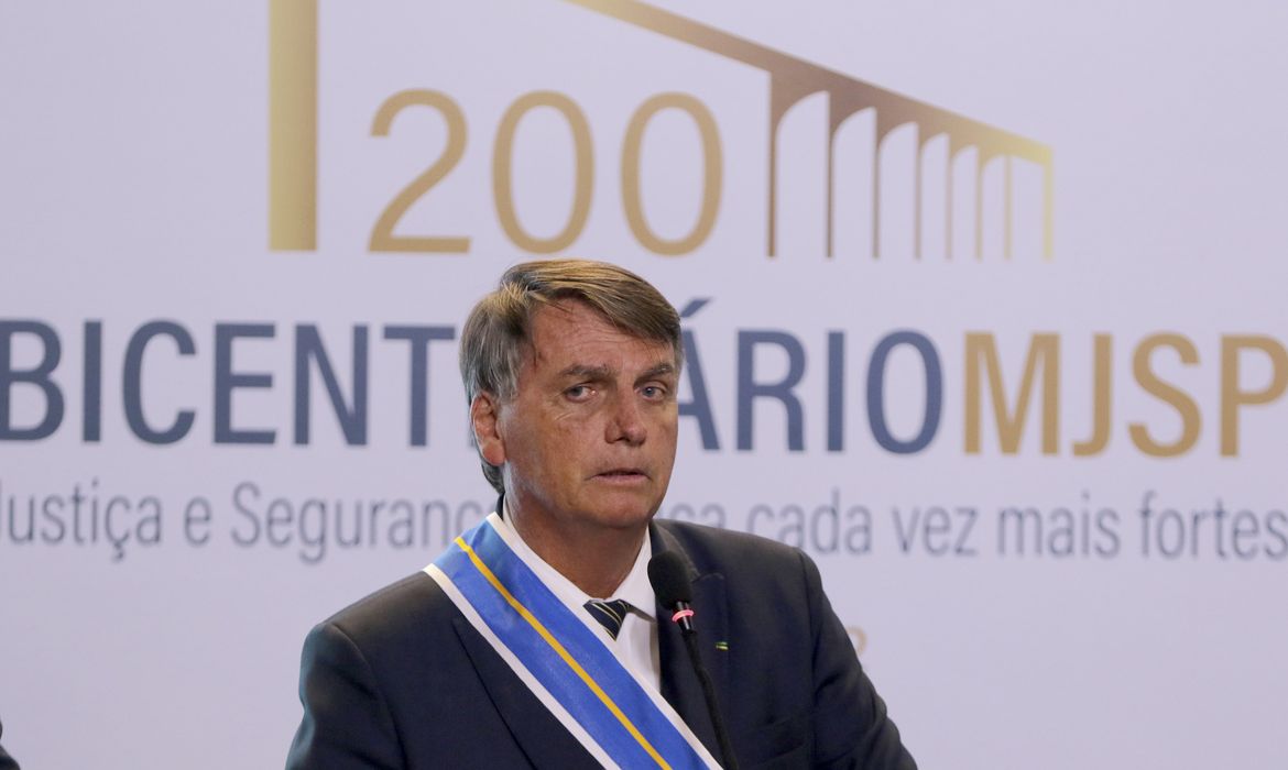 O presidente da República, Jair Bolsonaro, participa da solenidade de condecoração da Ordem do Mérito do Ministério Justiça
