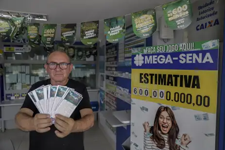 Brasília (DF) 28/12/2024 – Jogo da mega sena da virada com estimativa de 600 milhões de reais, Salomão Carvalhido Barros 57 anos, disse que `ajudaria toda família e que doaria seu negócio`  Foto: Joédson Alves/Agência Brasil