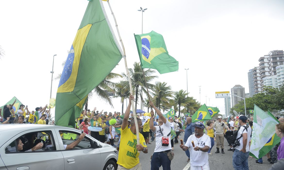 Eleitores se concentram em frente à casa de Jair Bolsonaro, na Barra da Tijuca, zona oeste da capital fluminense.