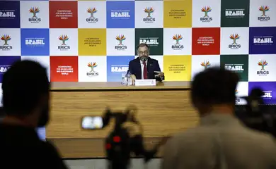 Rio de Janeiro (RJ), 26/04/2025 – O secretário de Assuntos Econômicos e Financeiros do Ministério das Relações Exteriores e Sherpa do Brasil no BRICS, embaixador Mauricio Carvalho Lyrio, fala sobre a Reunião de Chanceleres da Presidência Brasileira do BRICS. Foto: Fernando Frazão/Agência Brasil