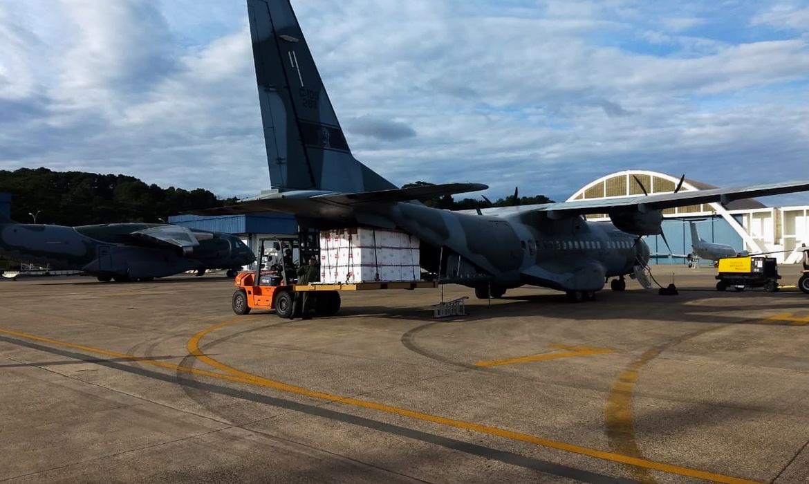 A aeronave C-105 Amazonas da Força Aérea Brasileira (FAB), decolou de Guarulhos, com destino a Florianópolis, transportando carga das vacinas para combate à COVID-19.
