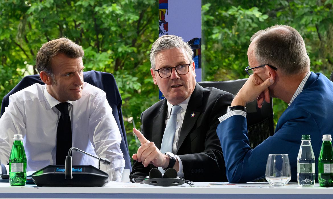 TIRANA, ALBANIA - MAY 16: France's President Emmanuel Macron, Britain's Prime Minister Keir Starmer and Germany's Chancellor Friedrich Merz speak during a Ukraine security meeting at the 6th European Political Community summit on May 16, 2025 at Skanderbeg Square in Tirana, Albania. Leon Neal/Pool via REUTERS