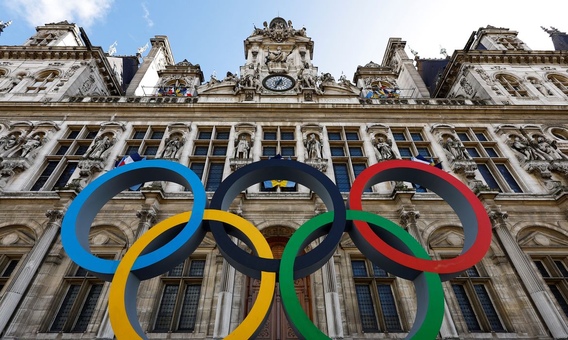 Anéis olímpicos em fachada de hotel em Paris
14/03/2023
REUTERS/Gonzalo Fuentes