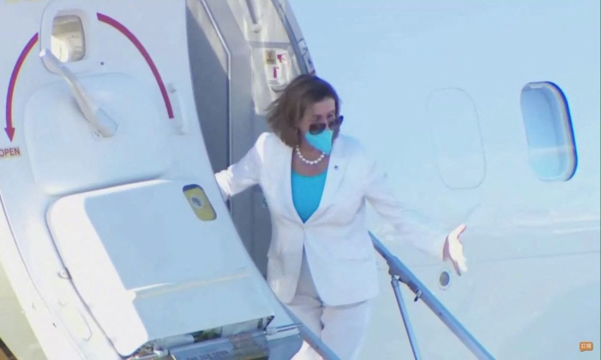 Presidente da Câmara dos Deputados dos EUA, Nancy Pelosi, embarca em avião em Taipé após visita a Taiwan