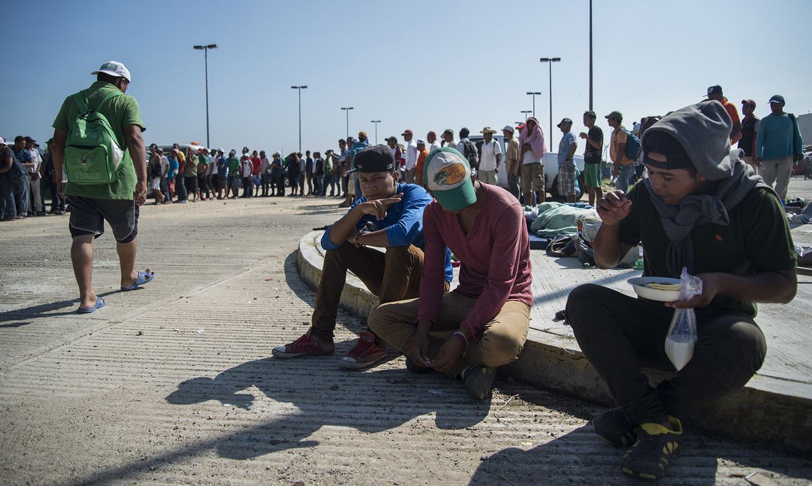 JUCI04. JUCHITÁN (MÉXICO), 31/10/2018.- Integrantes de la caravana de migrantes centroamericanos que se dirigen a Estados Unidos descansan en el municipio de Juchitán, en el estado de Oaxaca (México) hoy, miércoles 31 de octubre de 2018. Los migrantes que acampan hoy en Juchitán han aprovechado su estancia en esta ciudad del Istmo del Tehuantepec, en el sureño estado de Oaxaca, para recobrar fuerzas mientras esperan ayuda del Gobierno de México para trasladarse a la capital del país. Muchos de los migrantes recorrían este miércoles las calles de Juchitán, pidiendo aunque sea una o dos monedas, a los habitantes de esta ciudad, que aún no repara sus grietas del terremoto del 7 de septiembre de 2017. EFE/Luis Villalobos        