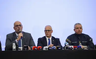 Rio de Janeiro (RJ), 26/10/2025 – Os secretários de Polícia Civil, Felipe Curi, de Segurança, Victor Santos e o de Polícia Militar do Rio de Janeiro, Marcelo Menezes durante coletiva de imprensa sobre a Operação Contenção na Cidade da Polícia, no Rio de Janeiro. Foto: Tomaz Silva/Agência Brasil