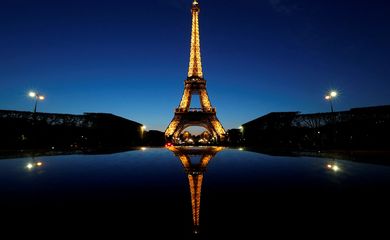 Vista noturna da Torre Eiffel, em Paris