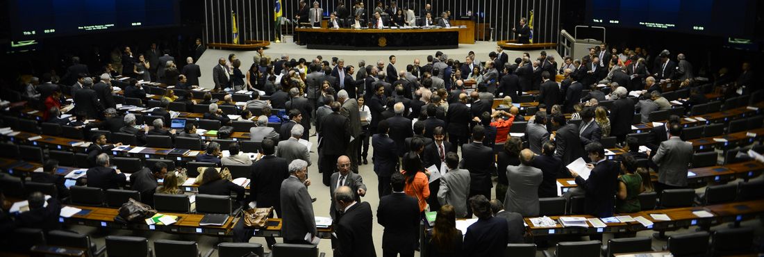 Brasília - O 1º vice-presidente do Congresso, deputado André Vargas, durante sessão conjunta da Câmara e do Senado para analisar itens vetados em sete projetos aprovados pelos parlamentares