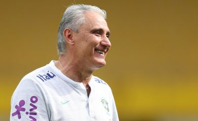 Técnico Tite durante treino da seleção brasileira