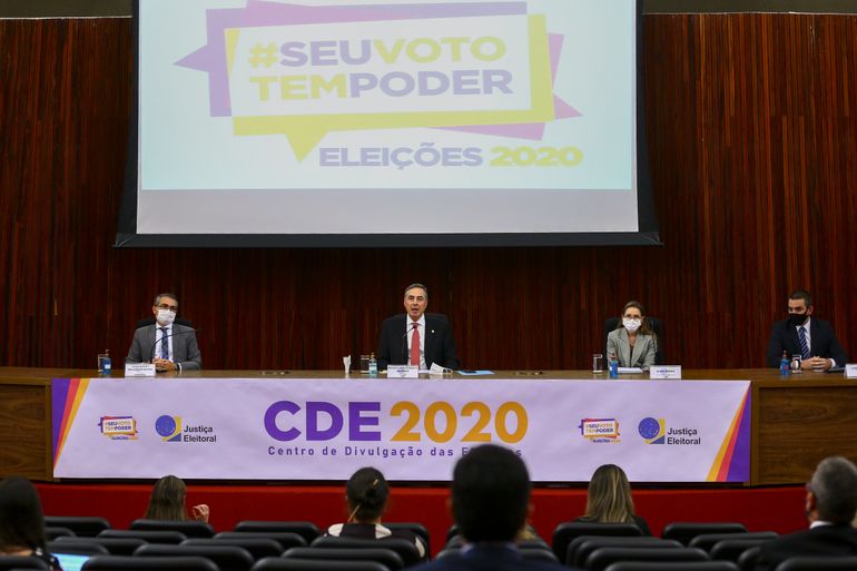 O presidente do Tribunal Superior Eleitoral (TSE), Luís Roberto Barroso, durante entrevista coletiva.