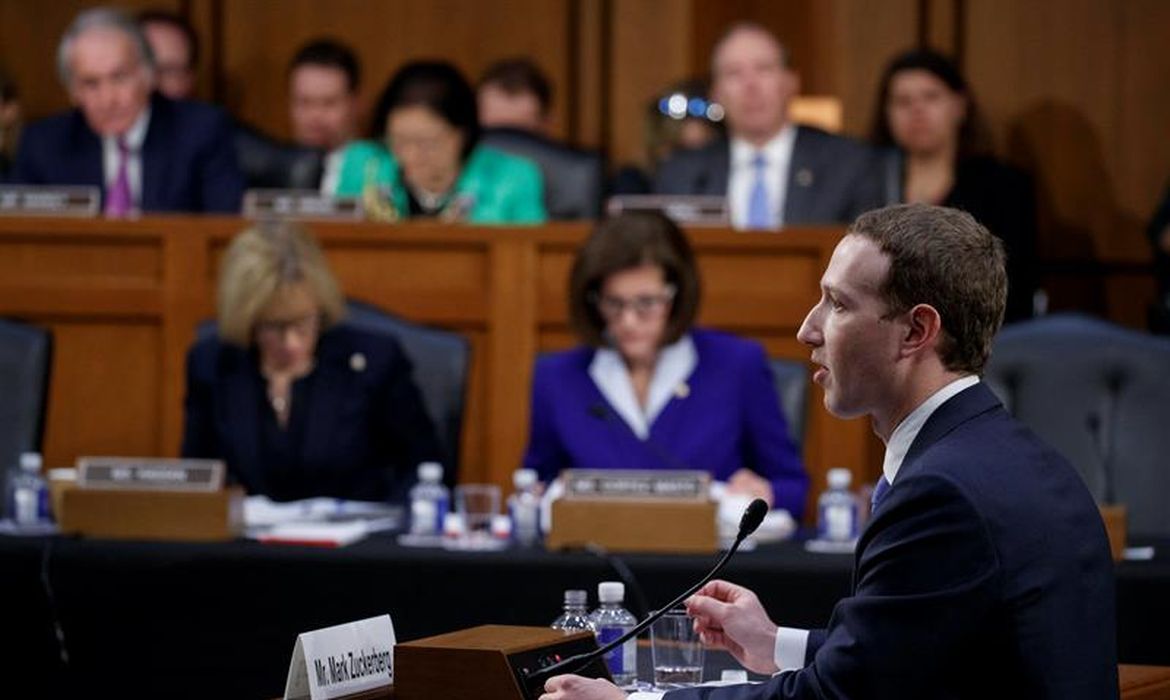 Washington (EUA) - O presidente e fundador do Facebook, Mark Zuckerberg, depõe em audiência conjunta das comissões de Comércio e de Justiça do Senado. EFE/SHAWN THEW