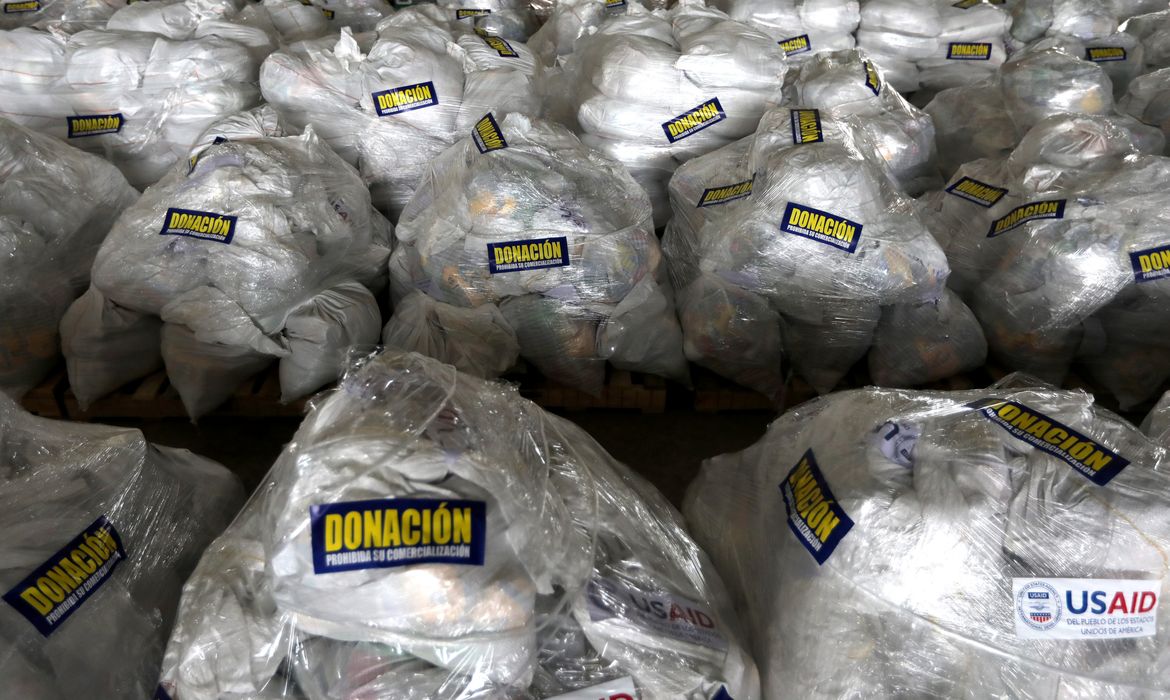 A ajuda humanitária para a Venezuela, com um adesivo que diz Doação, proibido comercializar, em um armazém, em Cúcuta, na Colômbia, perto da fronteira entre a Colômbia e a Venezuela.