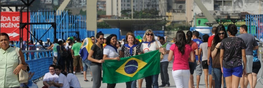 Peregrinos vão até o sambódromo, no centro da cidade, para pegar o kit da Jornada Mundial da Juventude (JMJ)