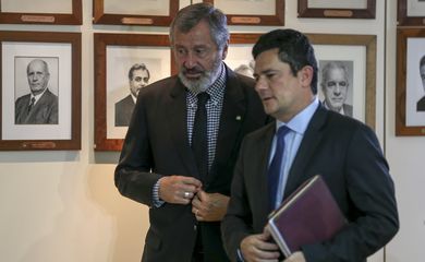 O atual ministro da Justiça, Torquato Jardim, e o futuro ministro da pasta, juiz federal Sérgio Moro, durante coletiva de imprensa após reunião.