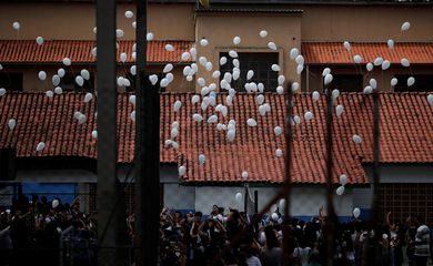 Alunos soltam balões durante homenagem às vítimas do tiroteio na escola Raul Brasil em Suzano, no dia da reabertura da escola.