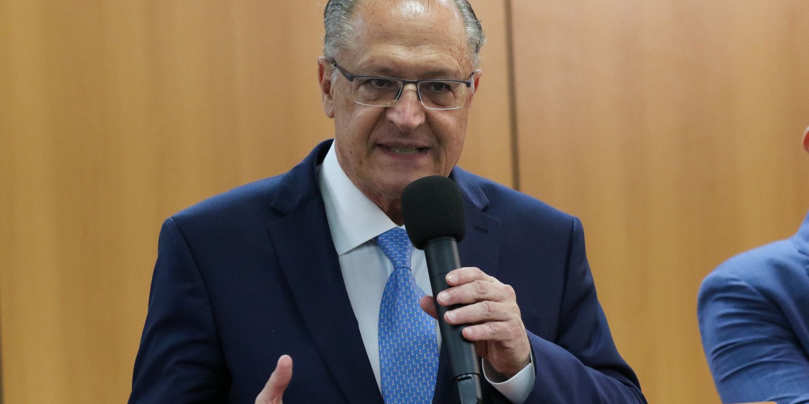 Alckmin diz que Lula cumpre rigorosamente promessa de campanha