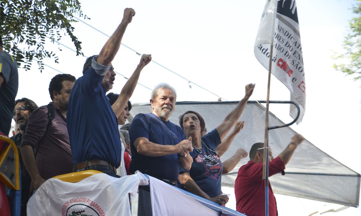 São Bernardo do Campo (SP) - Lula discursa em frente à sede do Sindicato dos Metalúrgicos do ABC (Rovena Rosa/Agência Brasil)