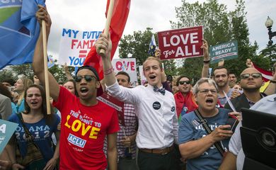 Ativistas dos direitos de homossexuais se concentraram junto ao edifício da Suprema Corte norte-americana para comemorar a decisão que autoriza casamento gay em todo país