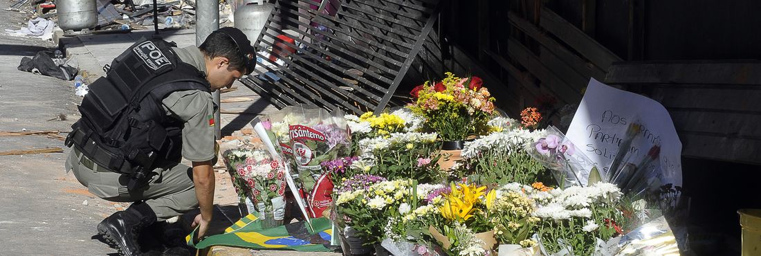 Moradores deixam flores em frente à Boate Kiss, onde 242 pessoas morreram e centenas ficaram feridas por causa de um incêndio na madrugada  de 27 de janeiro