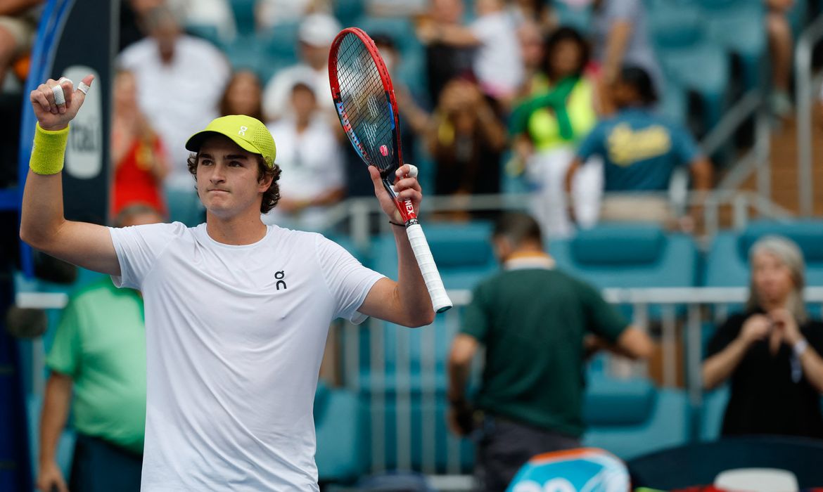 Miami- 23/03/2025 - João Fonseca avança à terceira rodada em Miami após bater Ugo Humbert. Prodígio brasileiro de 18 anos chega pela primeira vez à terceira rodada em um Masters 1000. Foto Geoff Burke-Imagn Images
