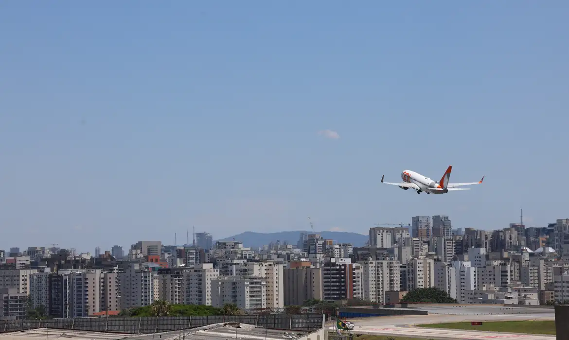 Rovena Rosa/Agência Brasil São Paulo (SP), 22/12/2025 - Avião da Gol Linhas Aéreas decola do Aeroporto de Congonhas. Foto: Rovena Rosa/Agência Brasil
