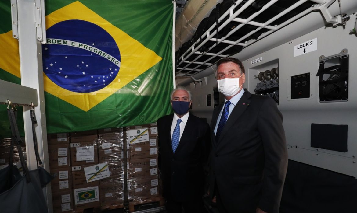 O ex - presidente  Michel Temer,  chefe da comitiva brasileira em Missão Especial a Beirute e o  presidente da República, Jair Bolsonaro, durante a solenidade de partida da comitiva brasileira na Base Aérea de São Paulo, em Guarulhos