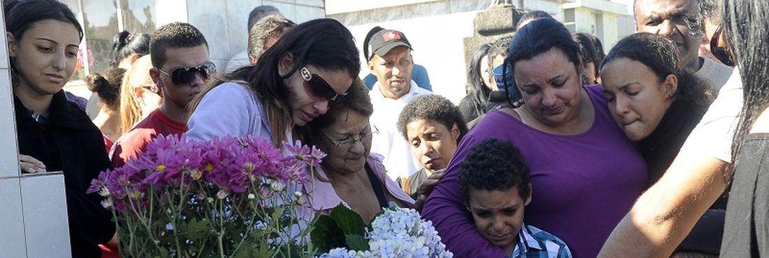 Santa Maria (RS) - Parentes e amigos de vítimas do incêndio na Boate Kiss acompanham enterro no Cemitério Ecumênico Municipal