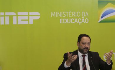 O presidente do Inep, Alexandre Lopes, participa da entrevista coletiva sobre o segundo dia de provas do Enem