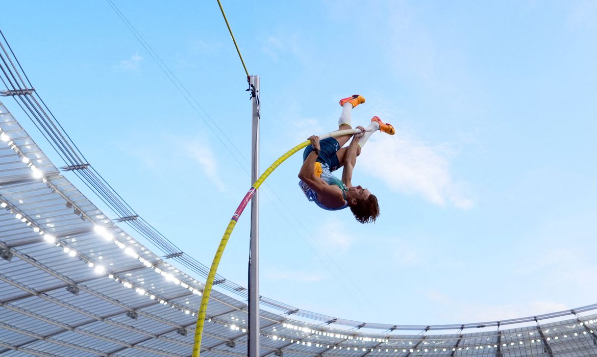 Athletics - Diamond League - Silesia  - Silesian Stadium, Chorzow, Poland - August 25, 2024 Sweden's Armand Duplantis breaks the world record by clearing 6.26m during the men's pole vault REUTERS/Aleksandra Szmigiel     TPX IMAGES OF THE DAY