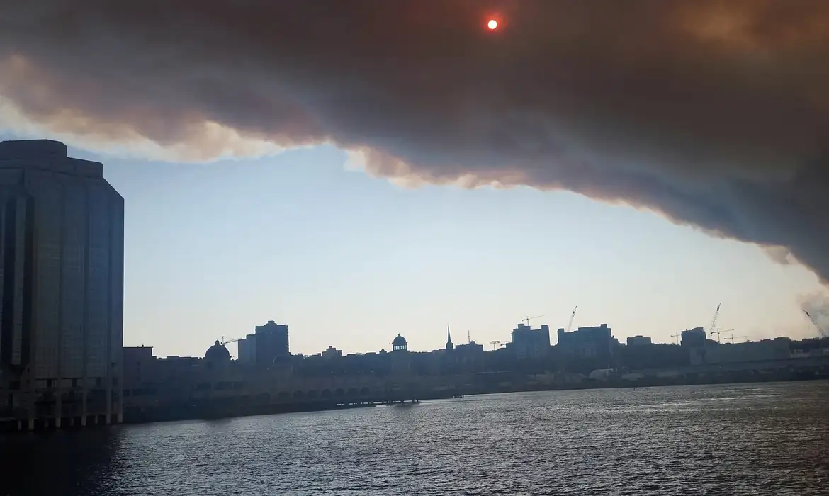 29/05/2023 - Fumaça do incêndio florestal em Halifax, Canadá, em imagem estática obtida de vídeo de mídia social.  28/05/2023 Meenakshi Guchhait/via REUTERS