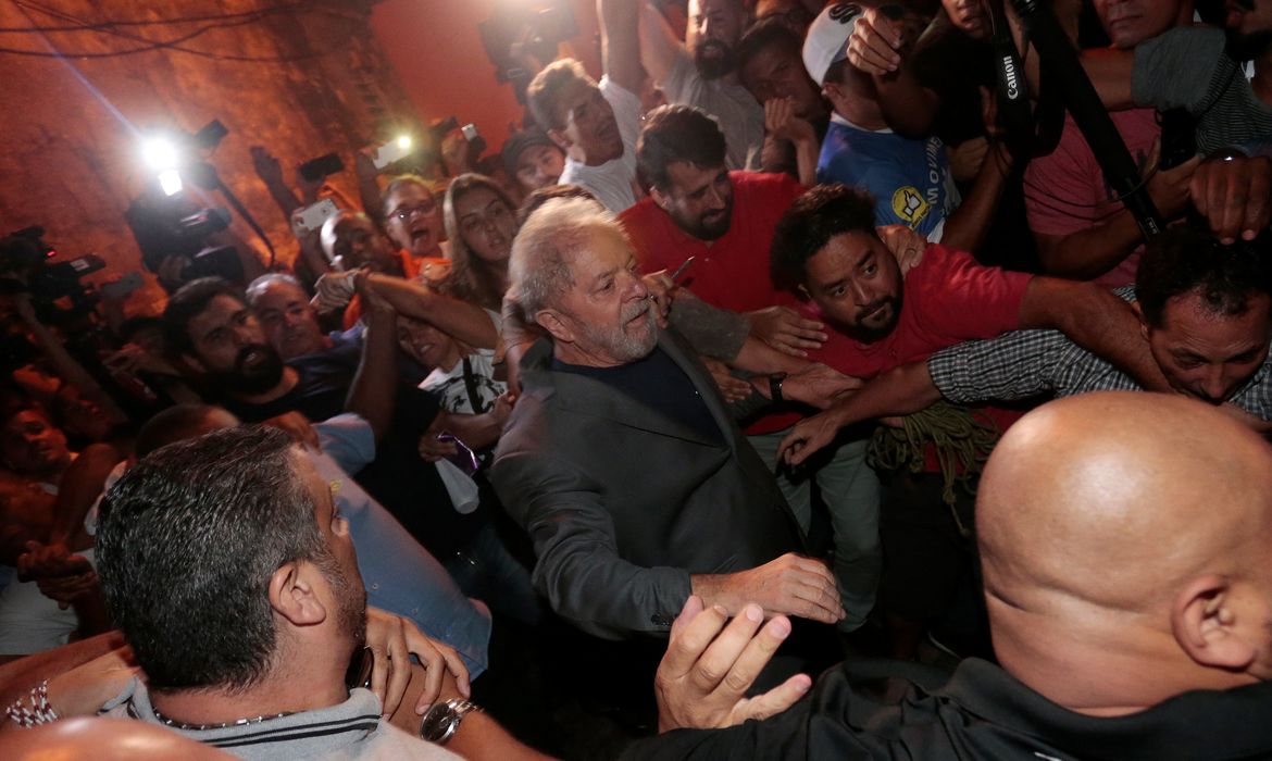 Cercado por simpatizantes, o ex-presidente Luiz Inácio Lula da Silva deixa o Sindicato dos Metalúrgicos do ABC, em São Bernardo do Campo (SP) (Reuters/Leonardo Benassatto/Direitos Reservados)