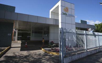 Hospital da Criança Santo Antônio atende indígenas Yanomami em situação de emergência trazidos a Boa Vista.