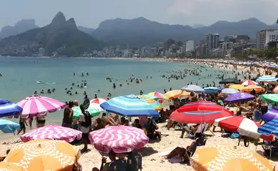 Arpoador e praia de Ipanema são tomadas por banhistas nesta segunda-feira de sol intenso no verão carioca.