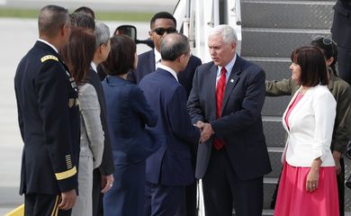 Vice-presidente norte-americano, Mike Pence, cumprimenta o vice-ministro de assuntos estrangeiros sul-coreano Lim Sung-Nam ao chegar a Seul 