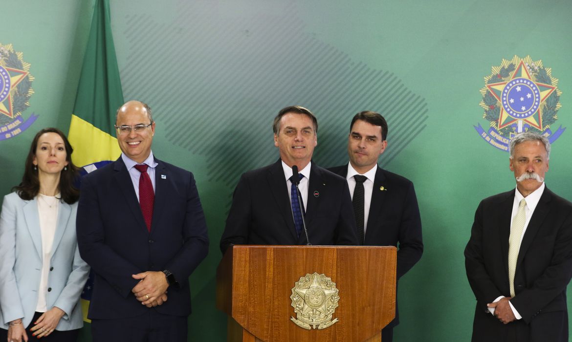 O presidente da República, Jair Bolsonaro, recebe o CEO da Liberty Media, grupo que comanda a Fórmula 1, Chase Carey, acompanhado do governador do Rio de Janeiro, Wilson Witzel, e do senador Flávio Bolsonaro, no Palácio do Planalto.